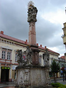 Szenthromsg-szobor Komromban